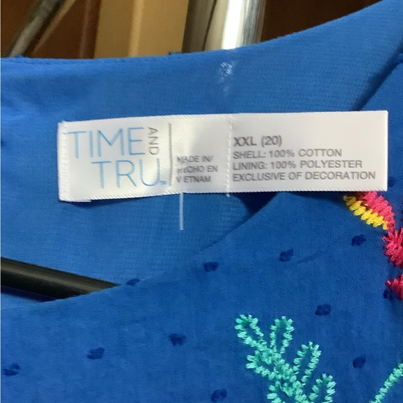 Beautiful blue sleeveless blouse with flowers - Picture 2 of 3